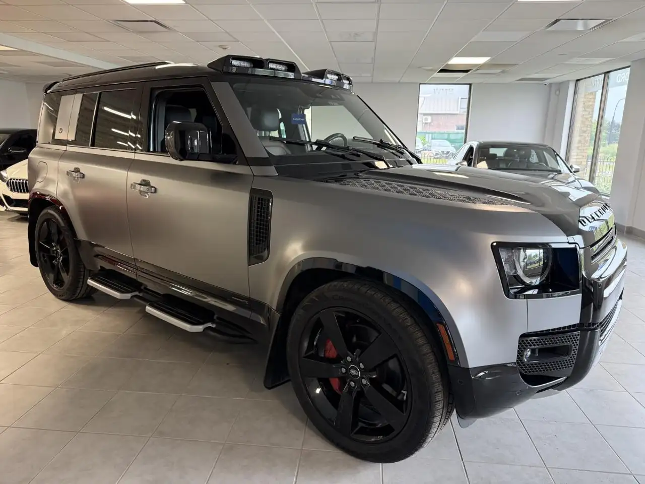 Land Rover Defender - Image 3