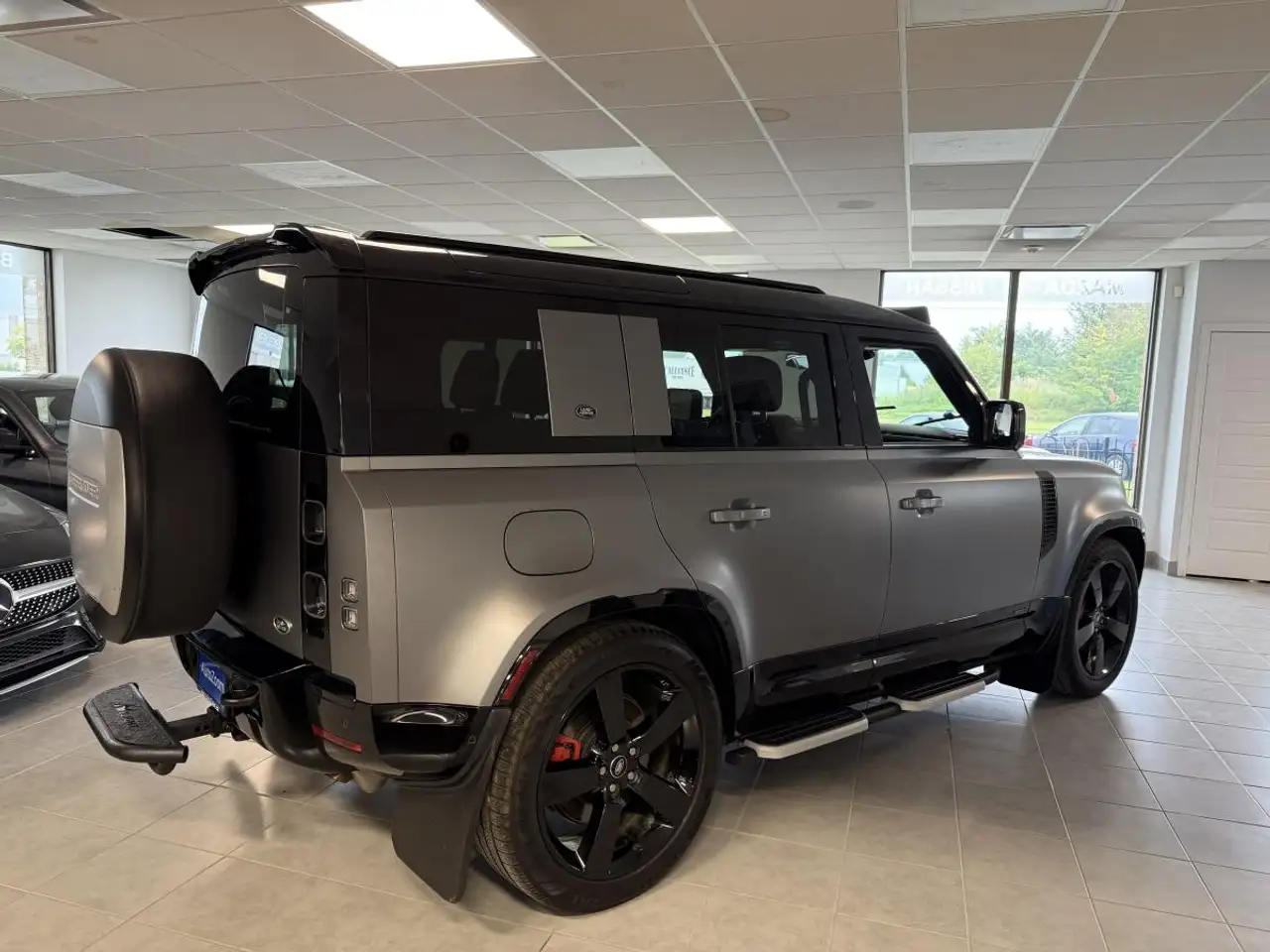 Land Rover Defender - Image 4