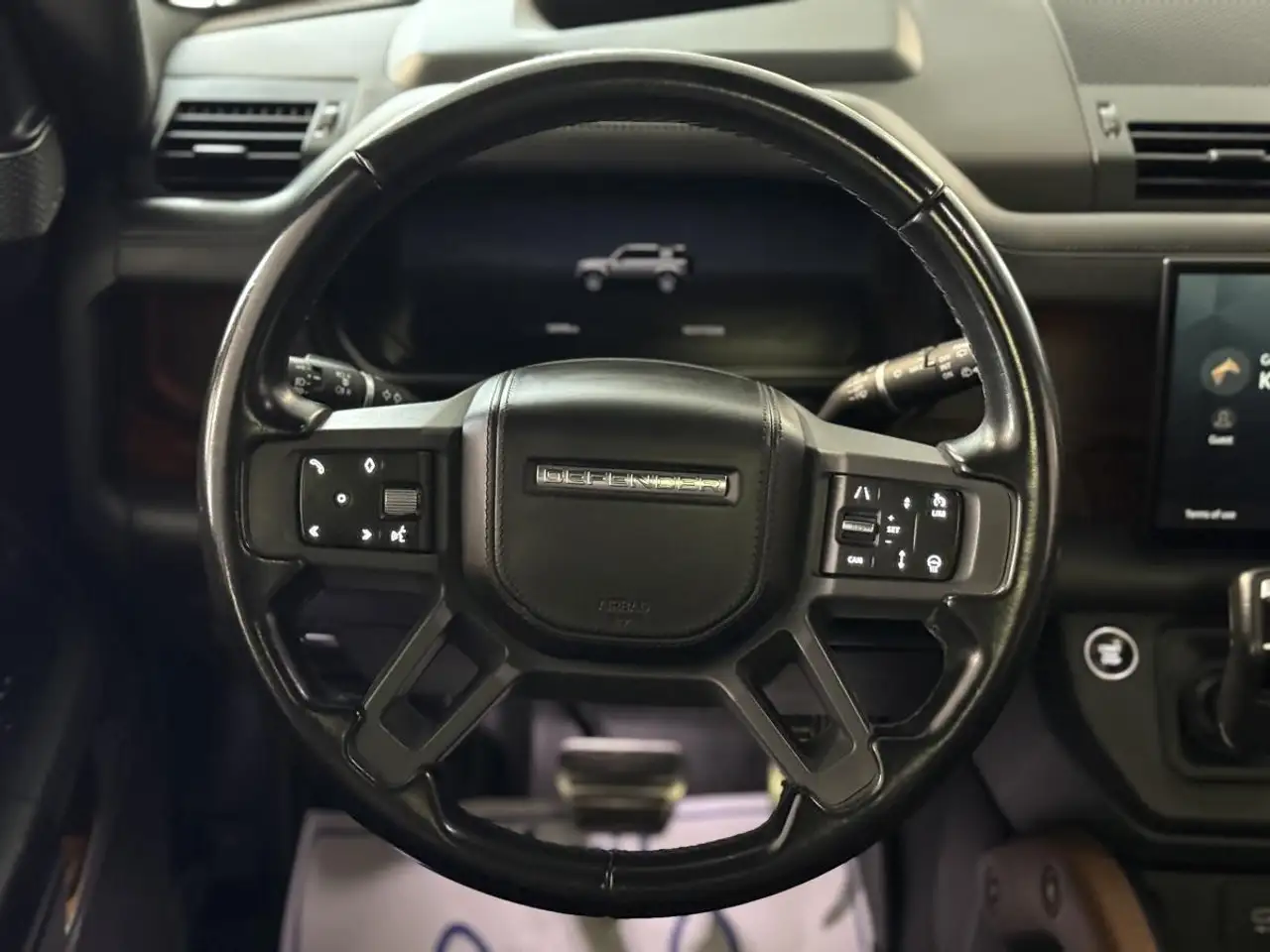 Land Rover Defender - Image 10