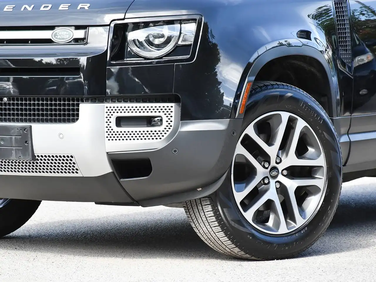Land Rover Defender - Image 6