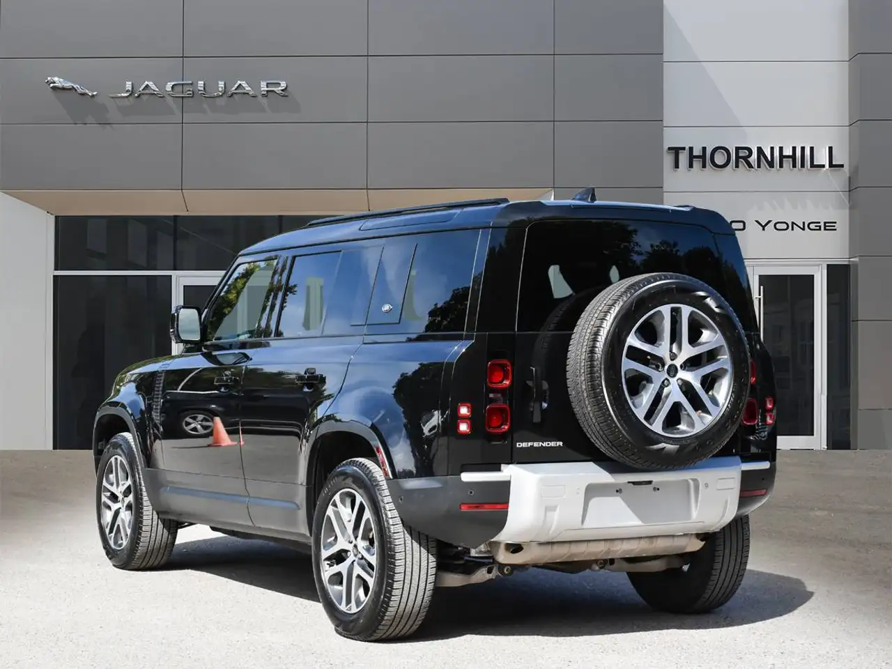 Land Rover Defender - Image 4