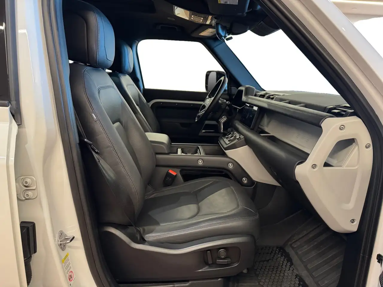 Land Rover Defender - Image 18