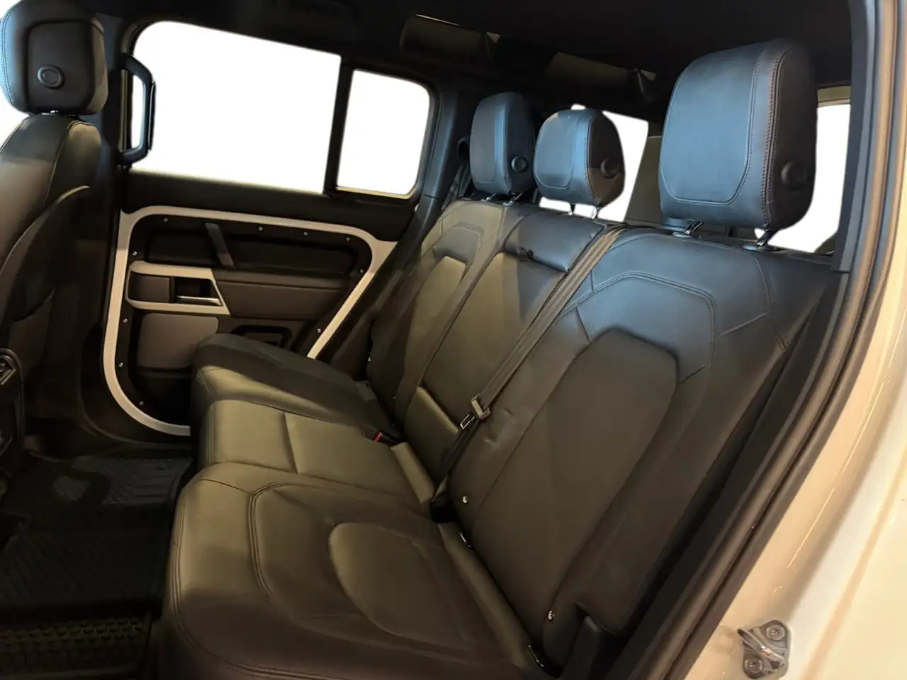 Land Rover Defender - Image 20