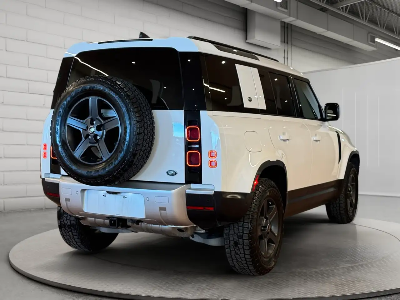 Land Rover Defender - Image 5