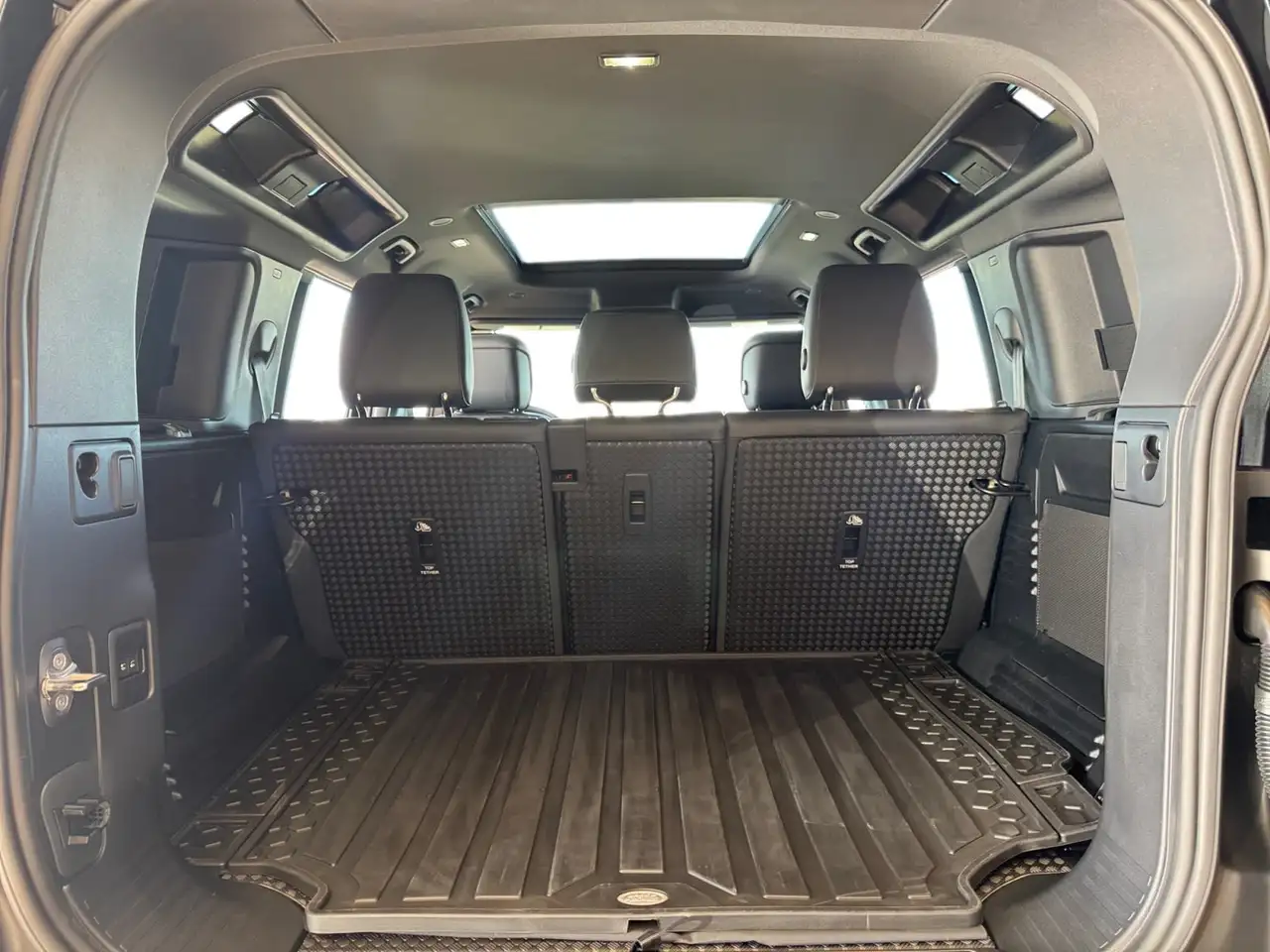 Land Rover Defender - Image 21