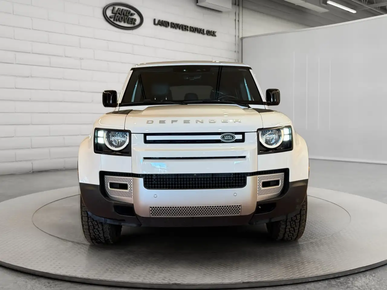 Land Rover Defender - Image 2