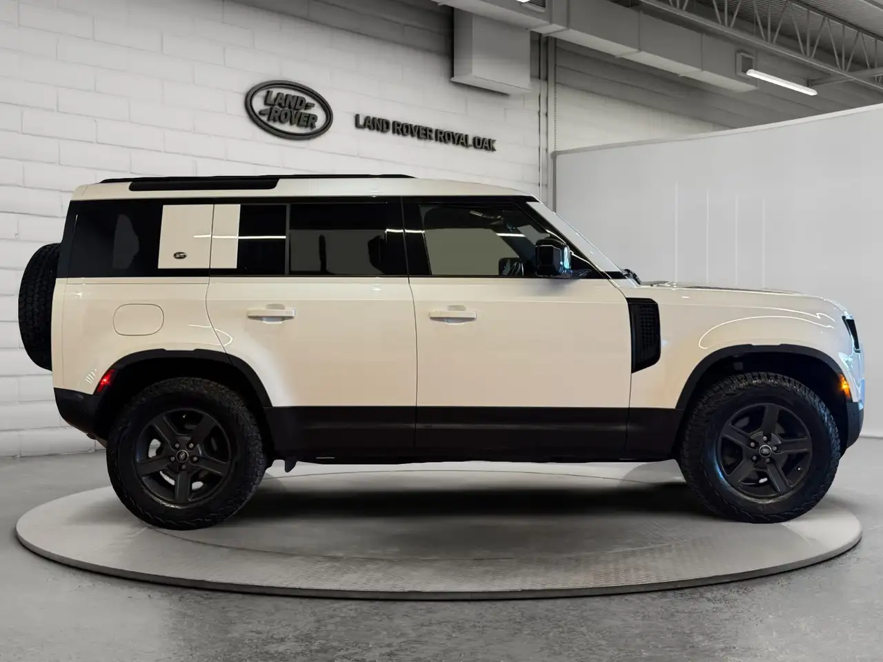Land Rover Defender - Image 4