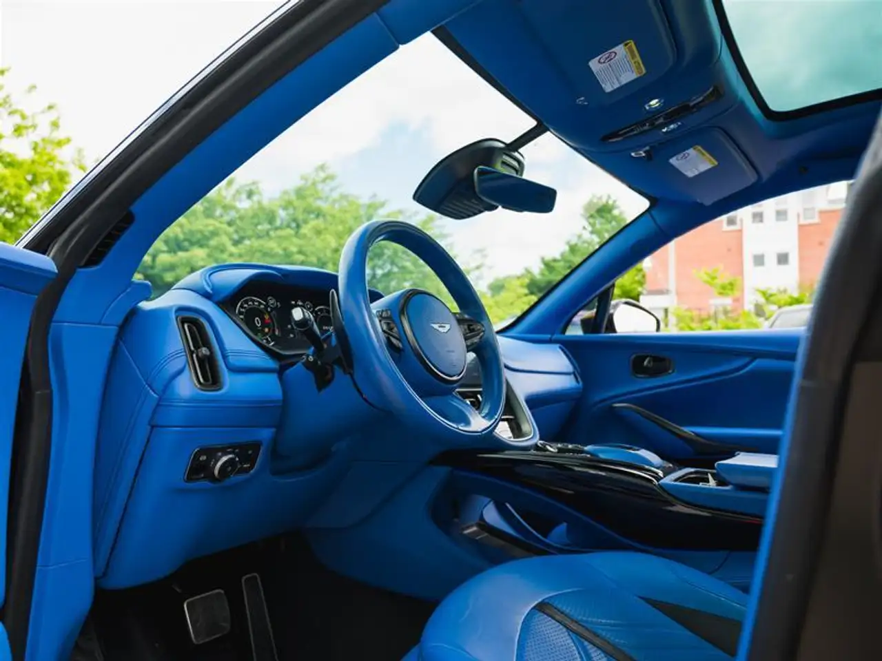 Aston Martin DBX - Image 24
