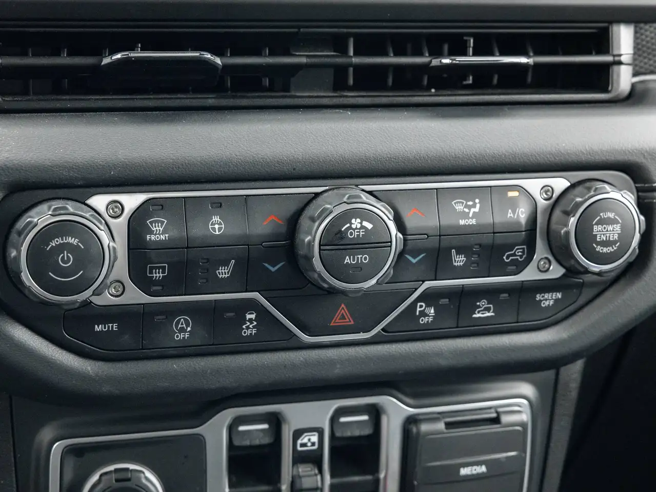 Jeep Wrangler - Image 20