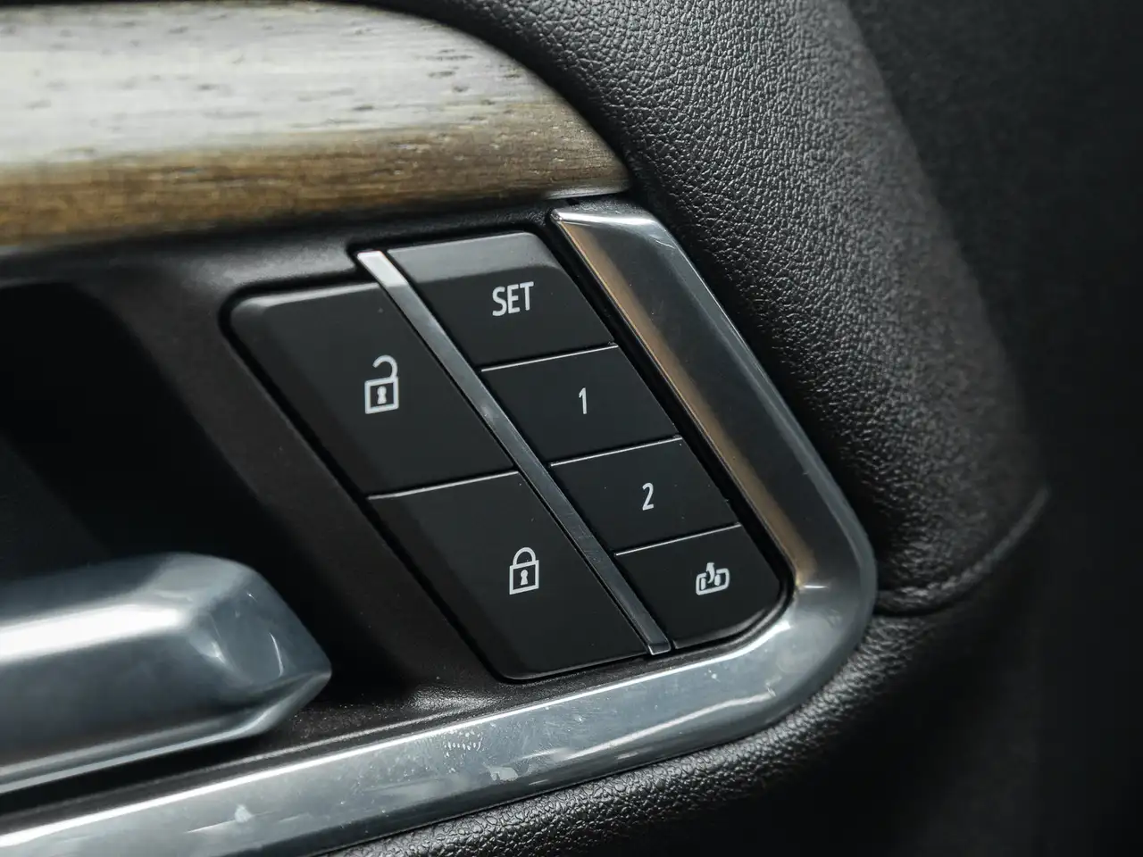 Chevrolet Silverado 1500 - Image 18