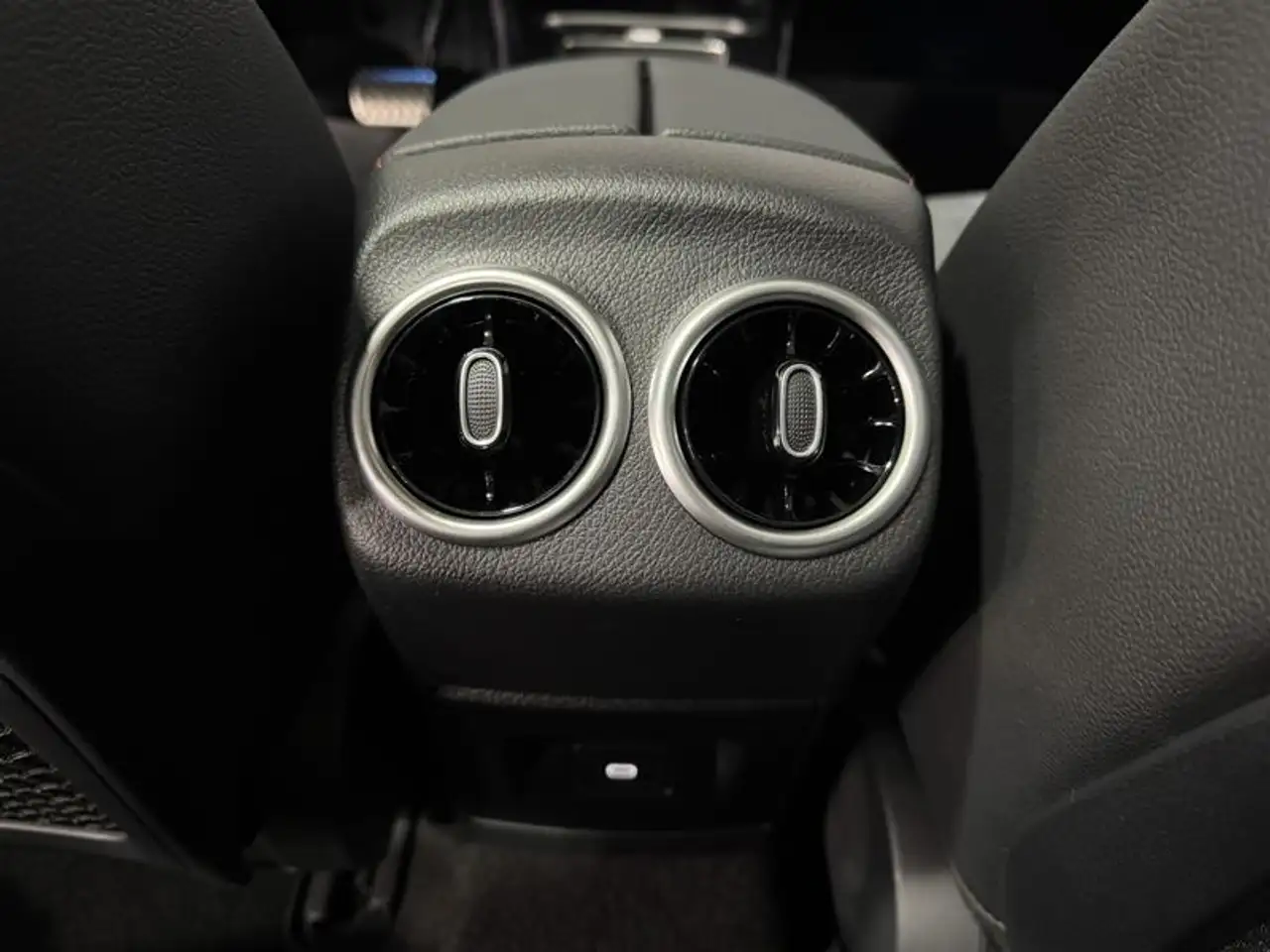Mercedes-Benz CLA - Image 25