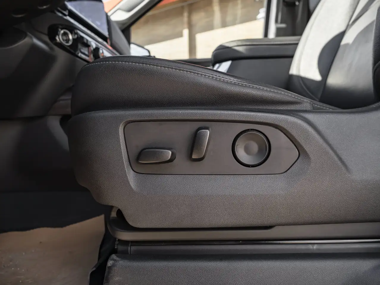 Chevrolet Silverado 1500 - Image 23