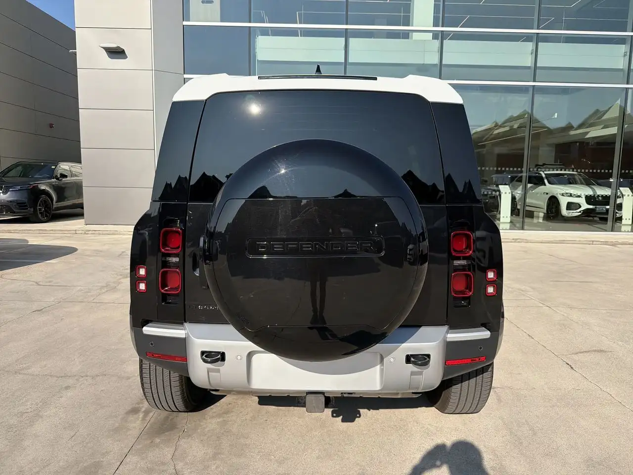 Land Rover Defender - Image 4