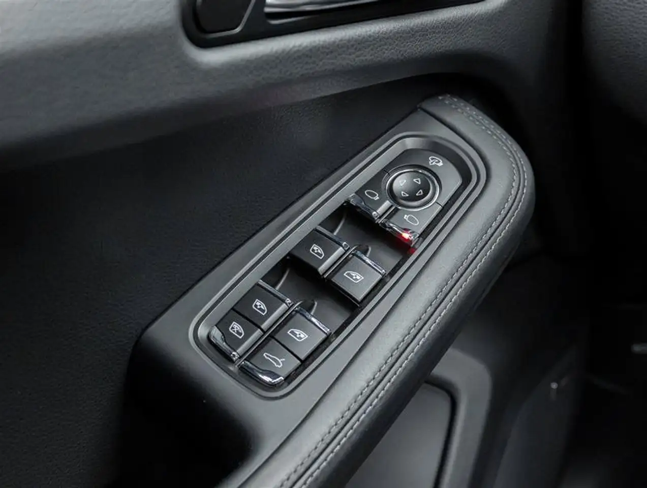 Porsche Macan - Image 25