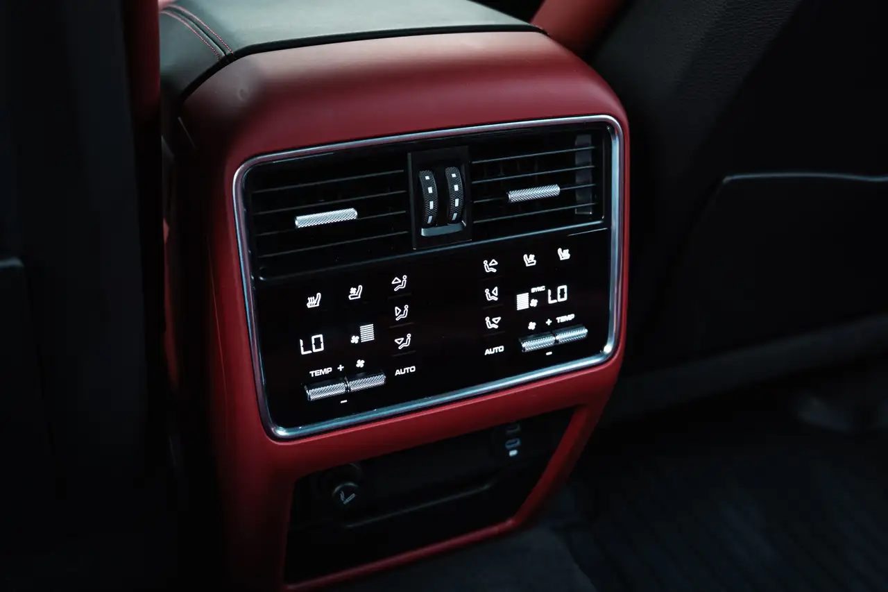 Porsche Cayenne - Image 32