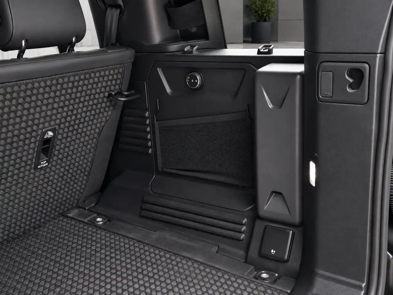 Land Rover Defender - Image 29