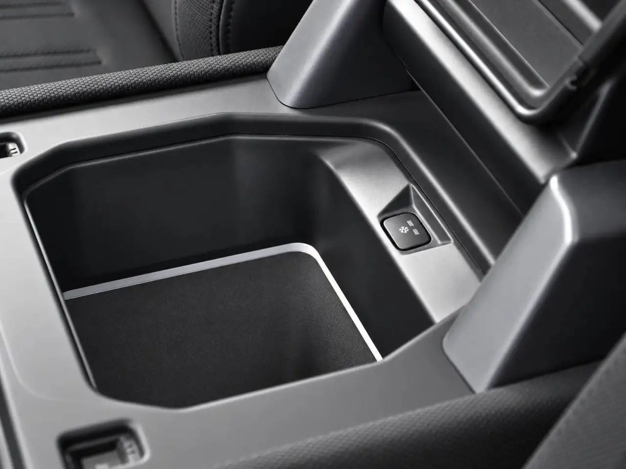 Land Rover Defender - Image 45