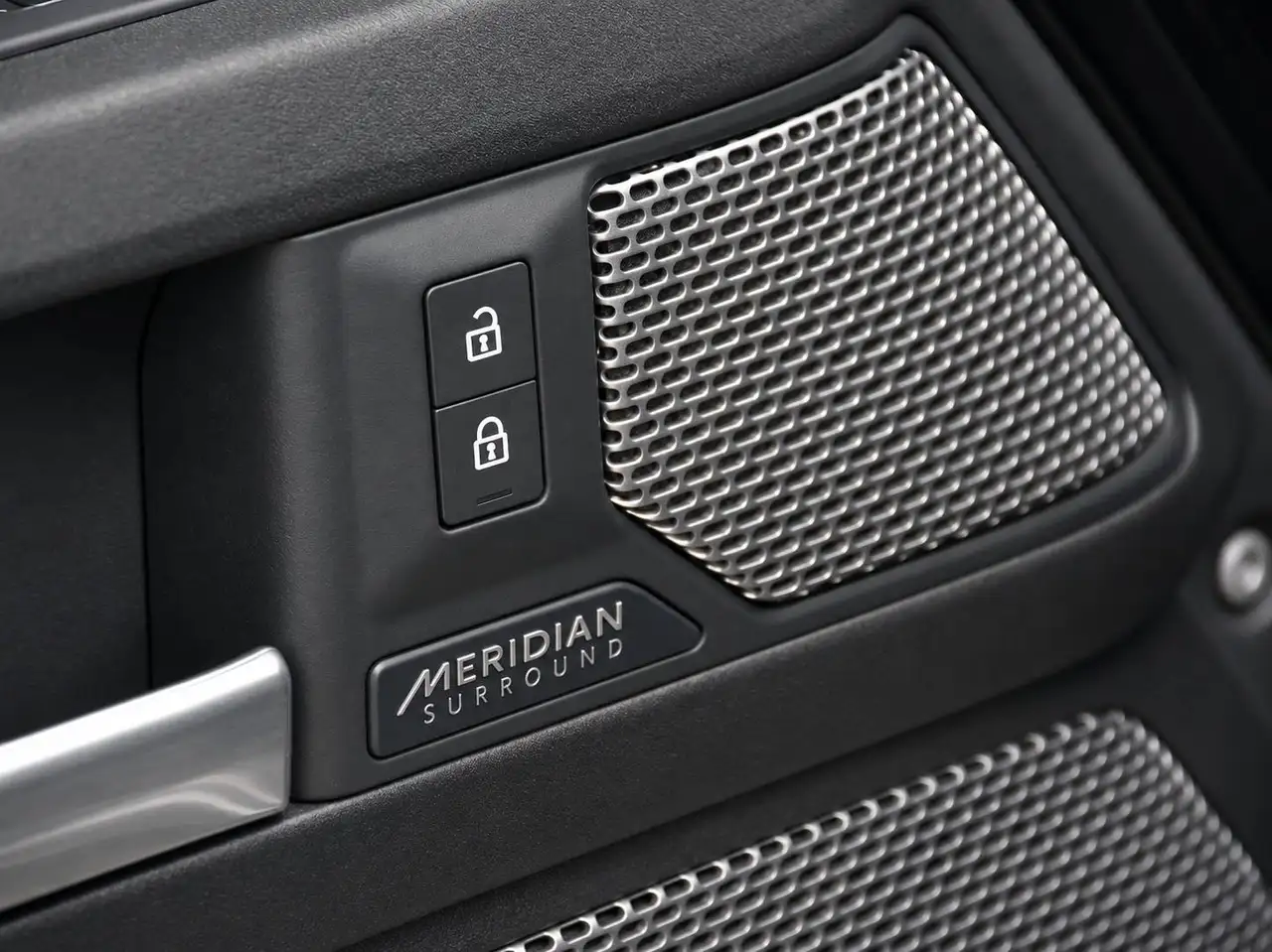 Land Rover Defender - Image 9