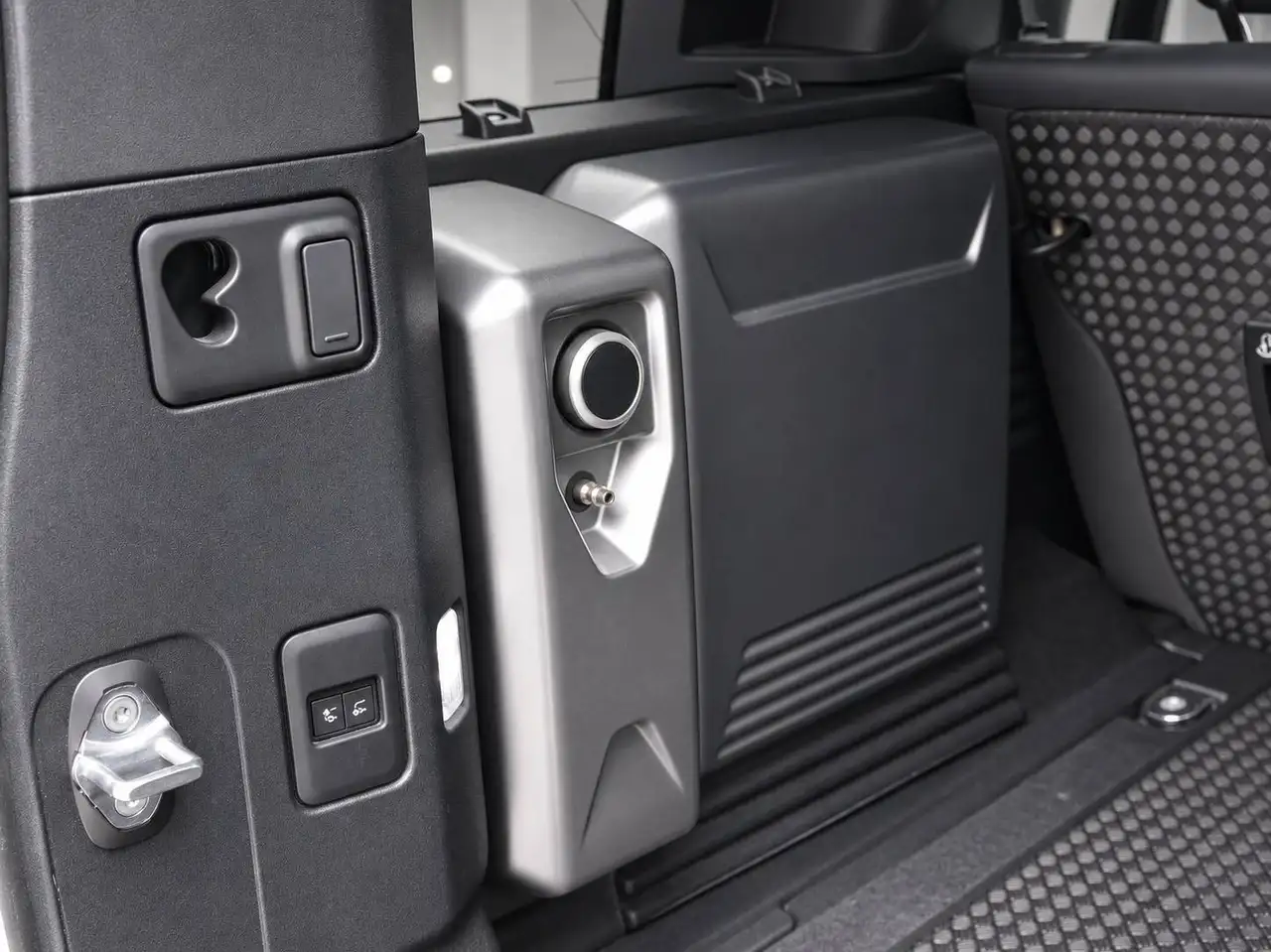 Land Rover Defender - Image 31