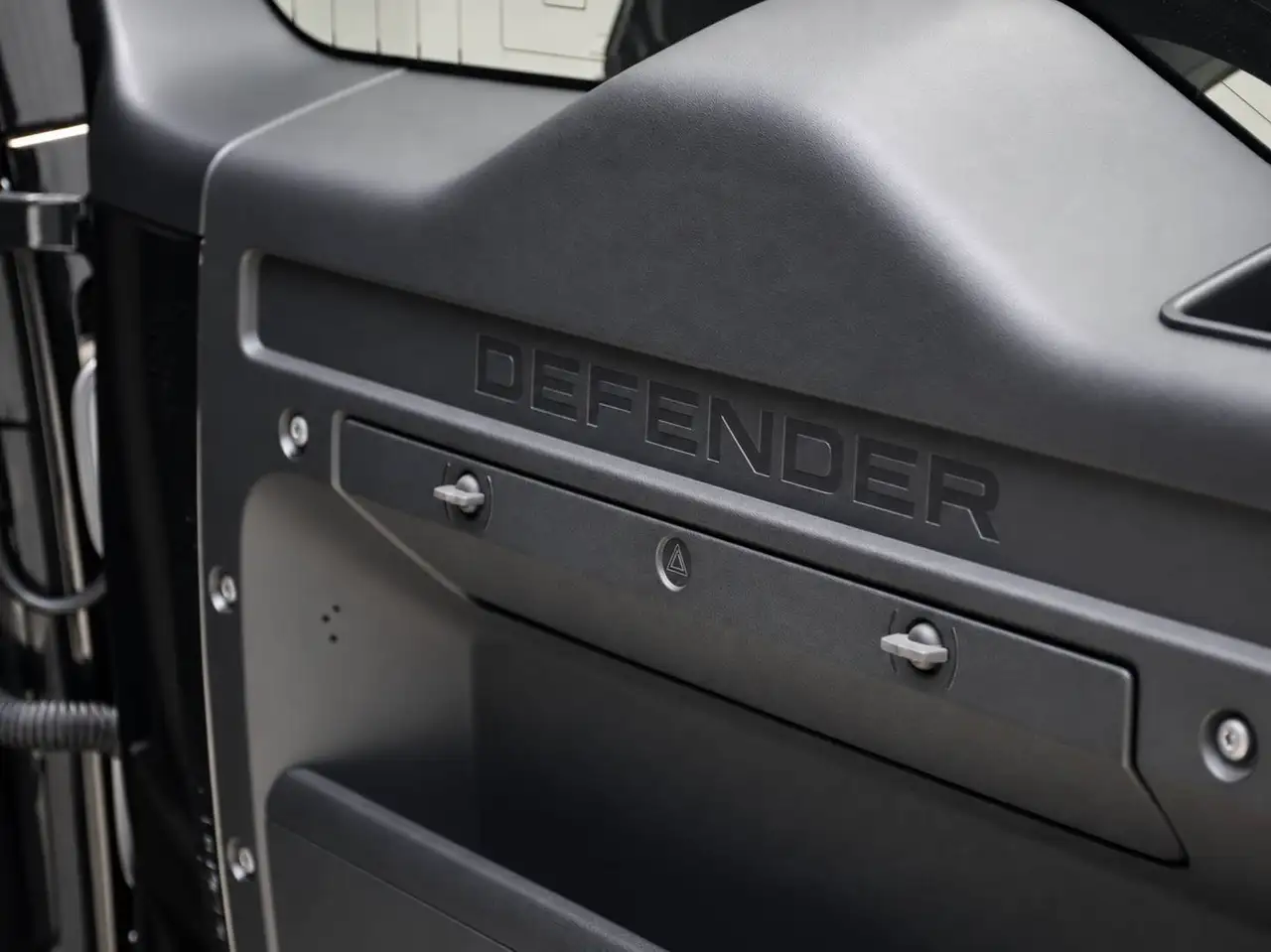 Land Rover Defender - Image 35