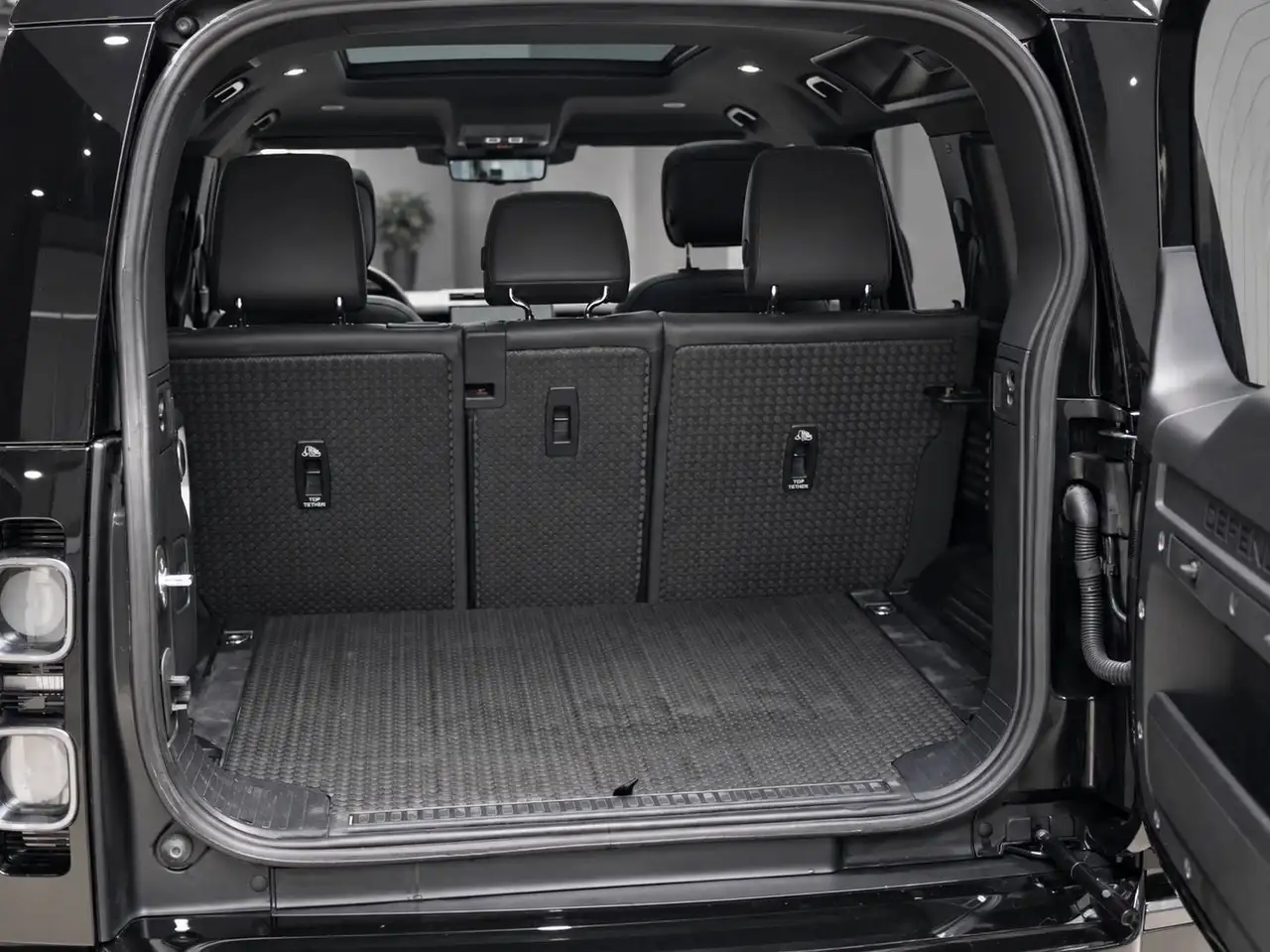 Land Rover Defender - Image 30