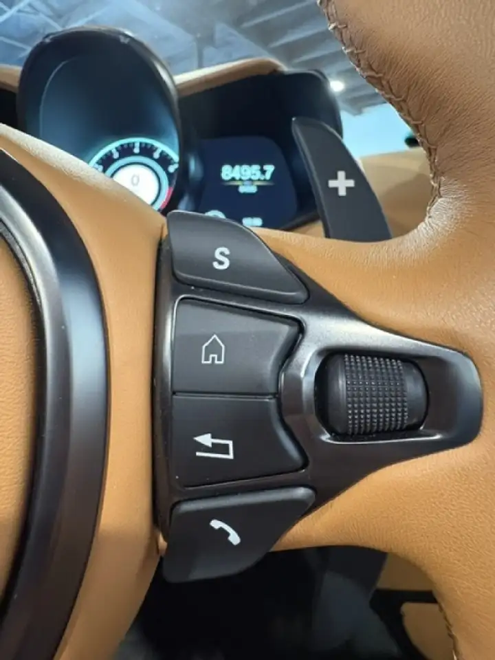 Aston Martin Vantage - Image 12