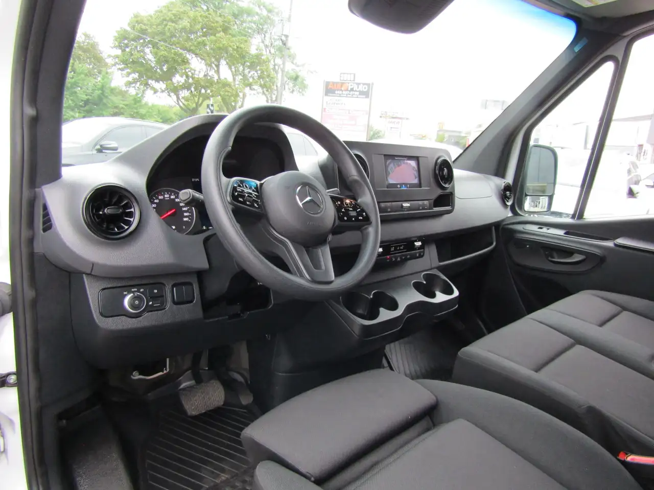 Mercedes-Benz Sprinter - Image 16