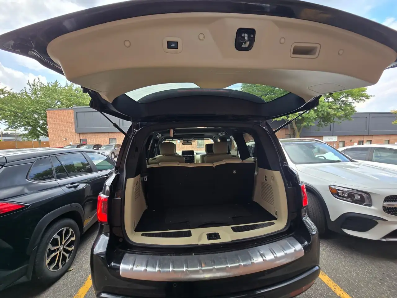 Infiniti QX80 - Image 13