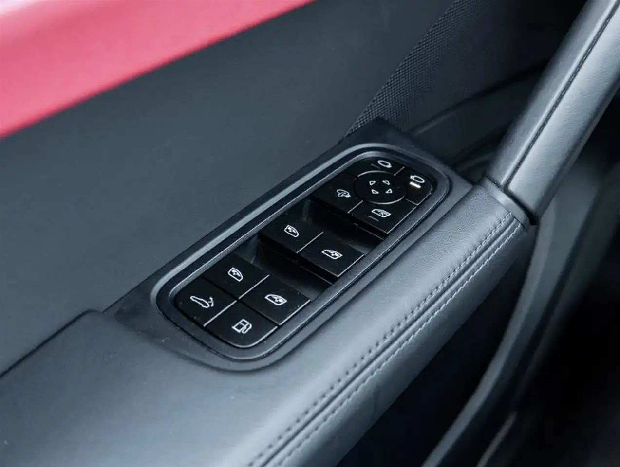 Porsche Cayenne - Image 27