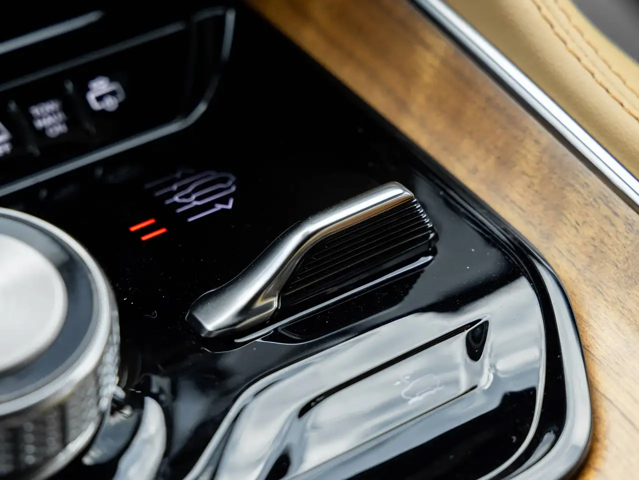 Jeep Grand Wagoneer - Image 24