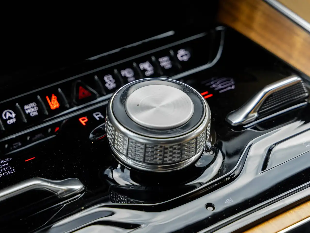 Jeep Grand Wagoneer - Image 22