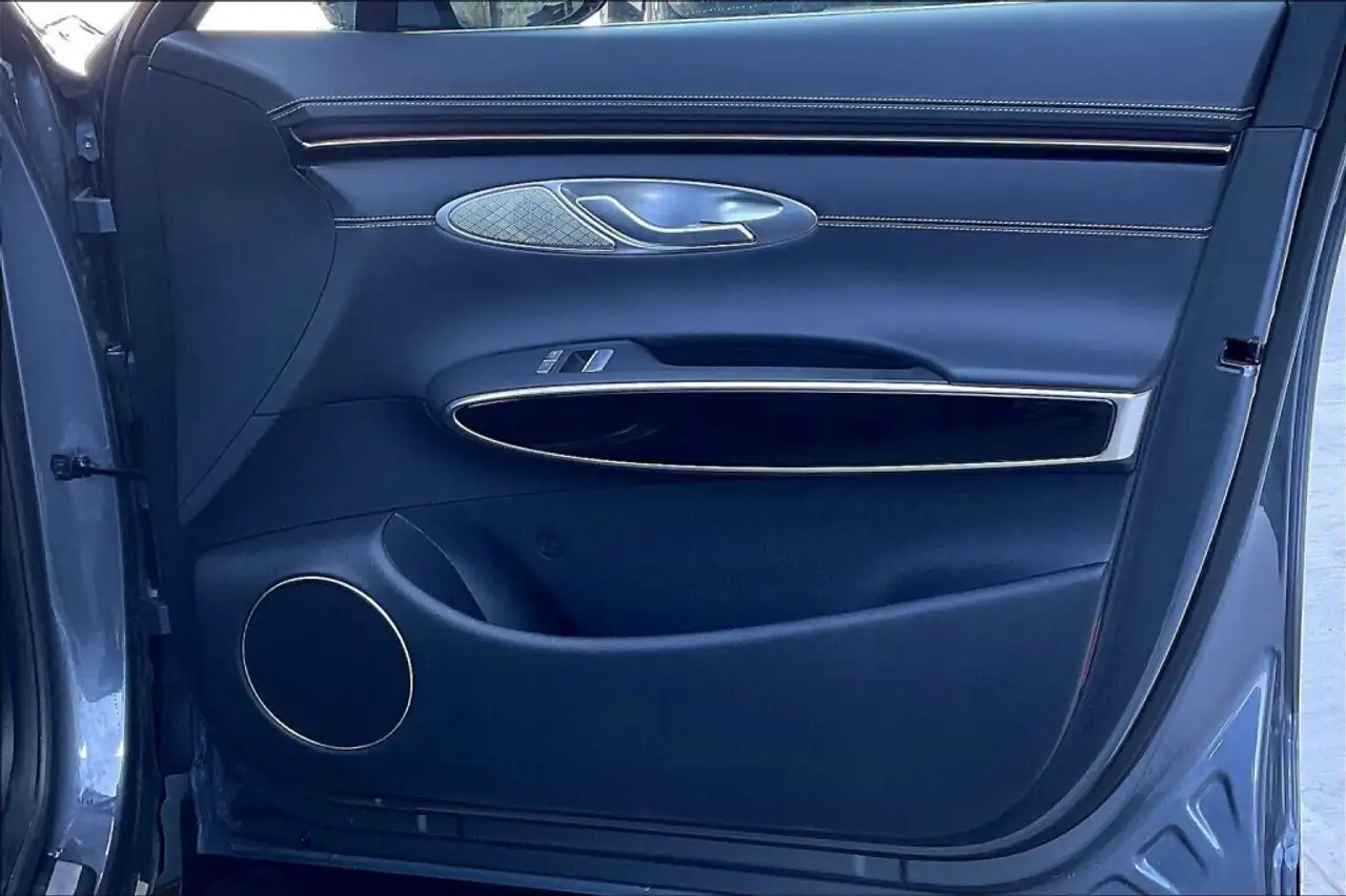 Genesis GV70 - Image 23