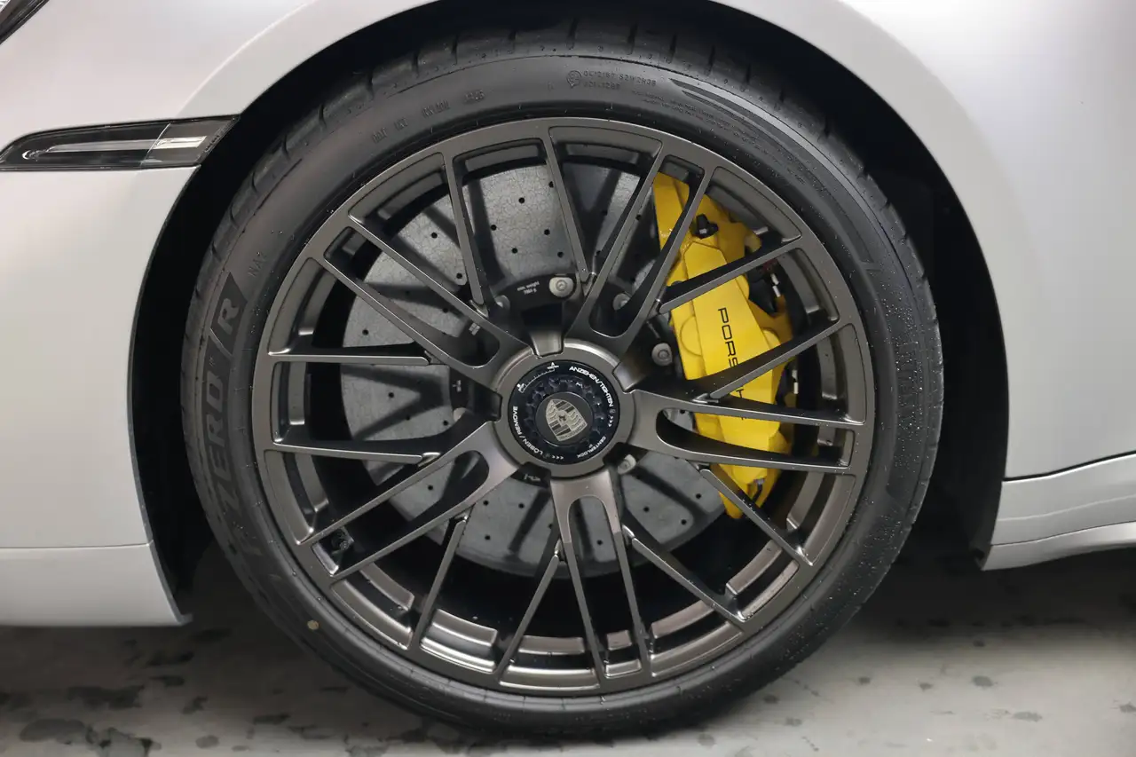Porsche 911 - Image 26