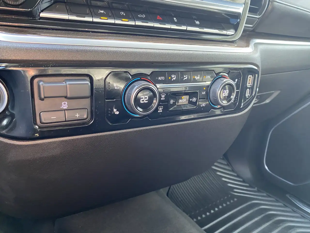 Chevrolet Silverado 1500 - Image 17