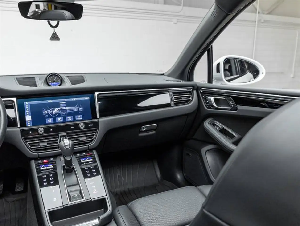 Porsche Macan - Image 39