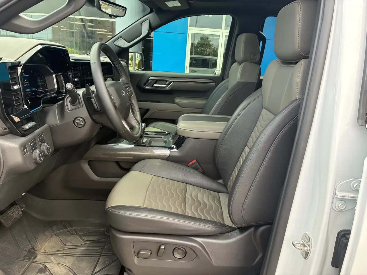 Chevrolet Silverado 1500 - Image 19