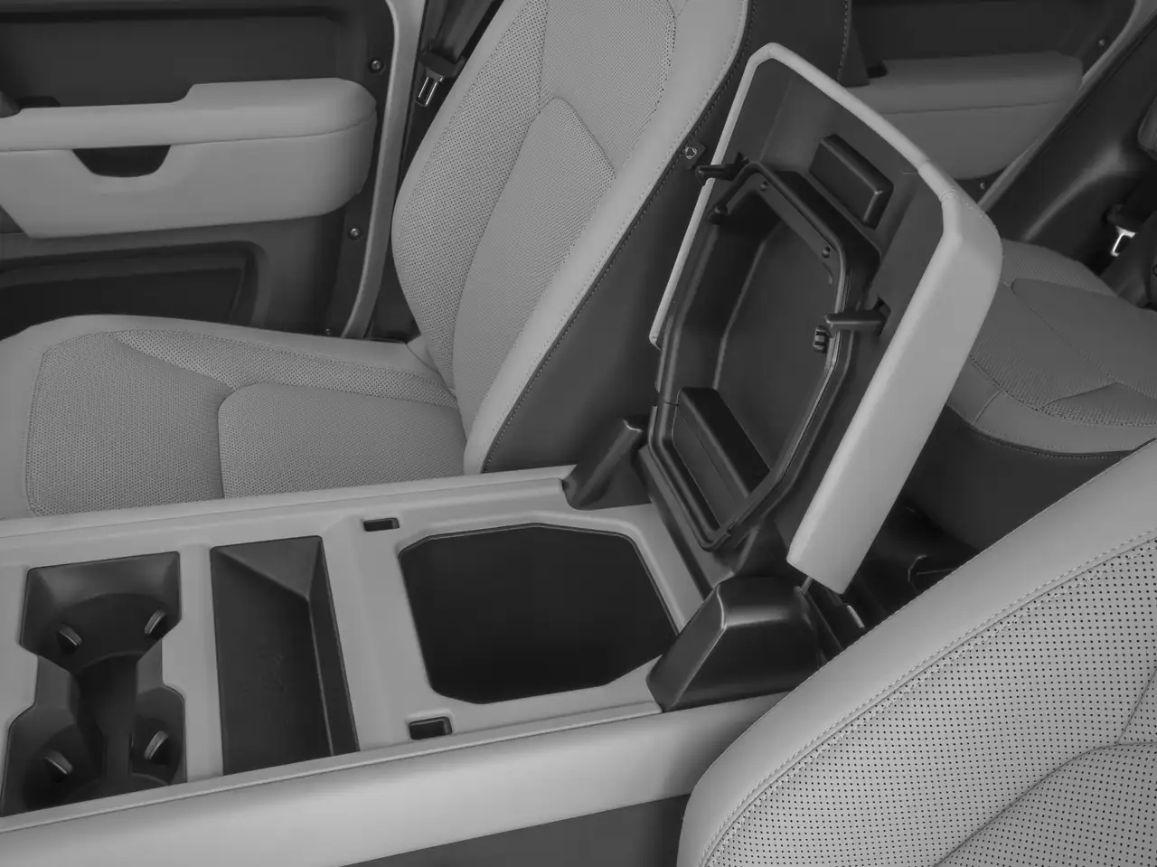 Land Rover Defender - Image 10