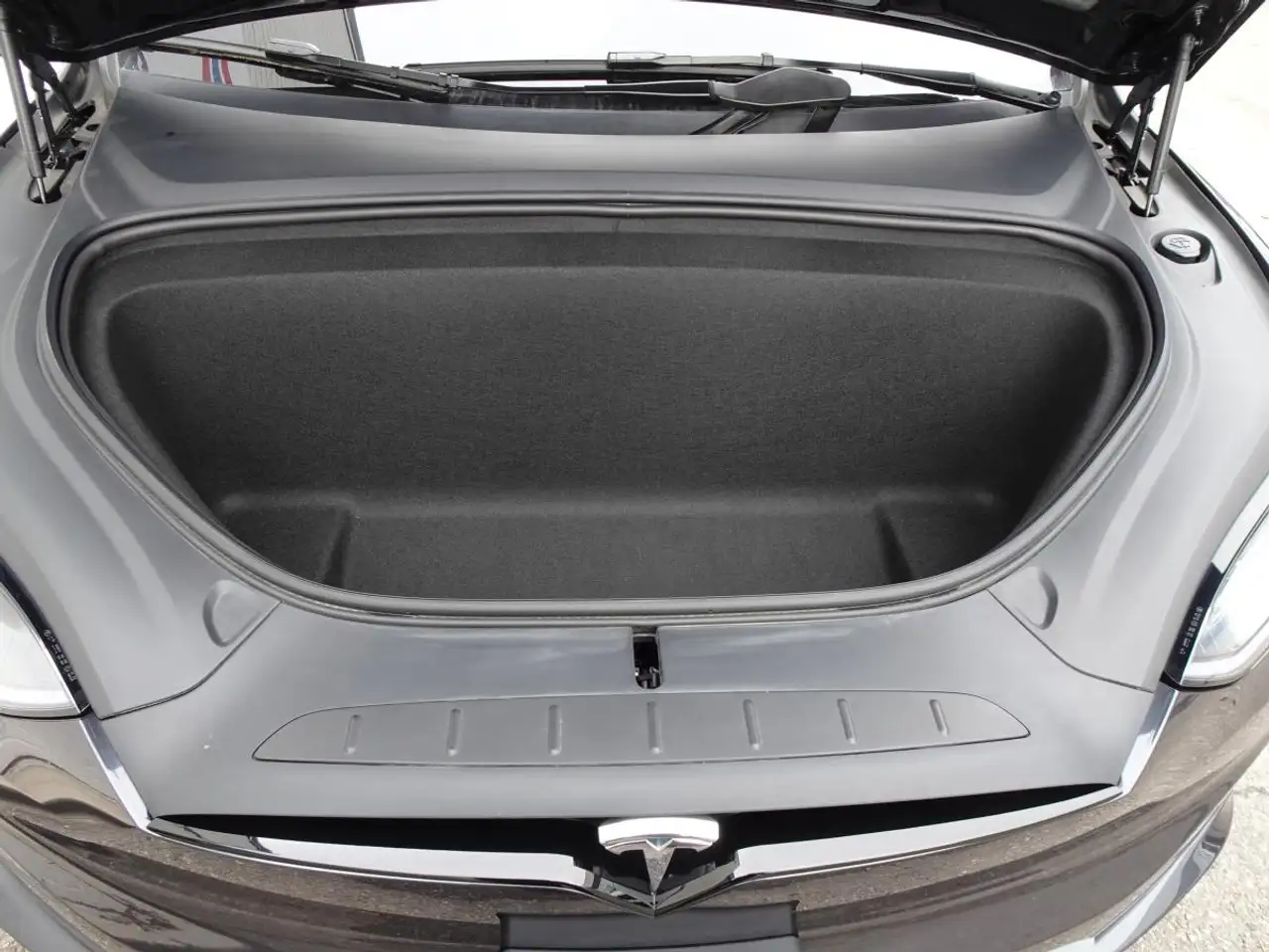Tesla Model X - Image 8