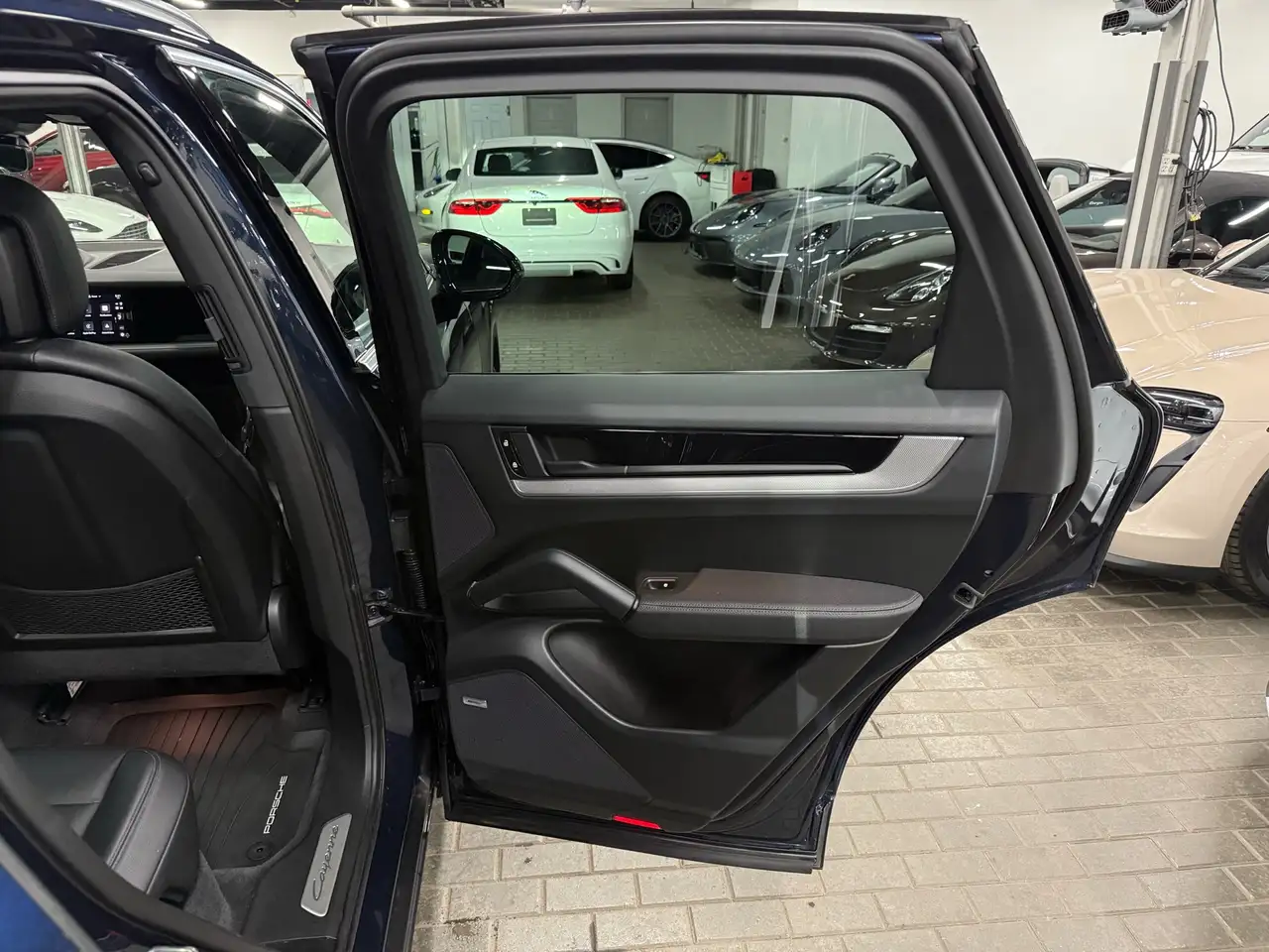 Porsche Cayenne - Image 31