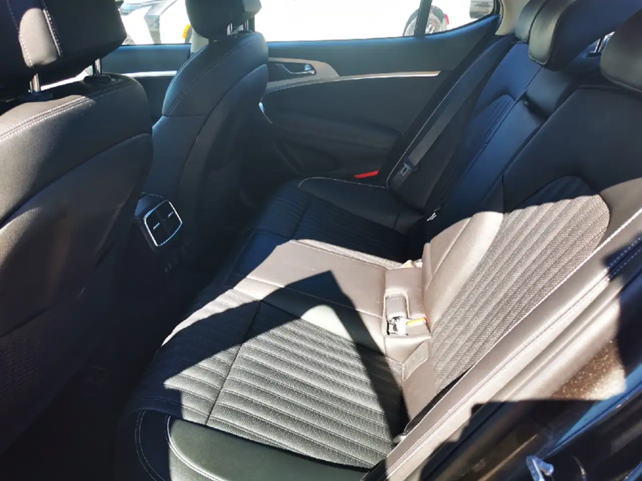 Genesis G70 - Image 27