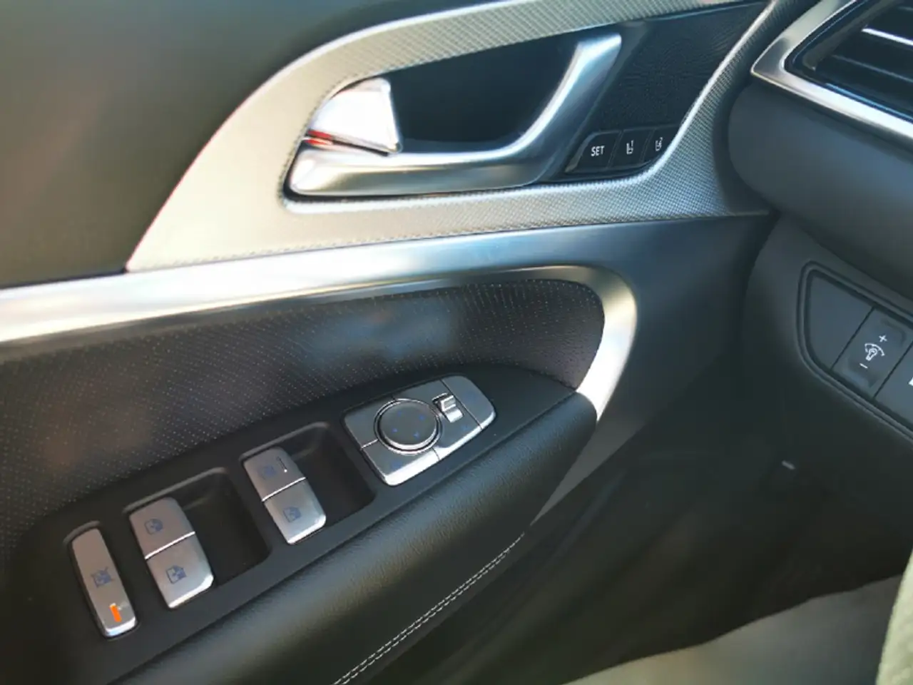 Genesis G70 - Image 22
