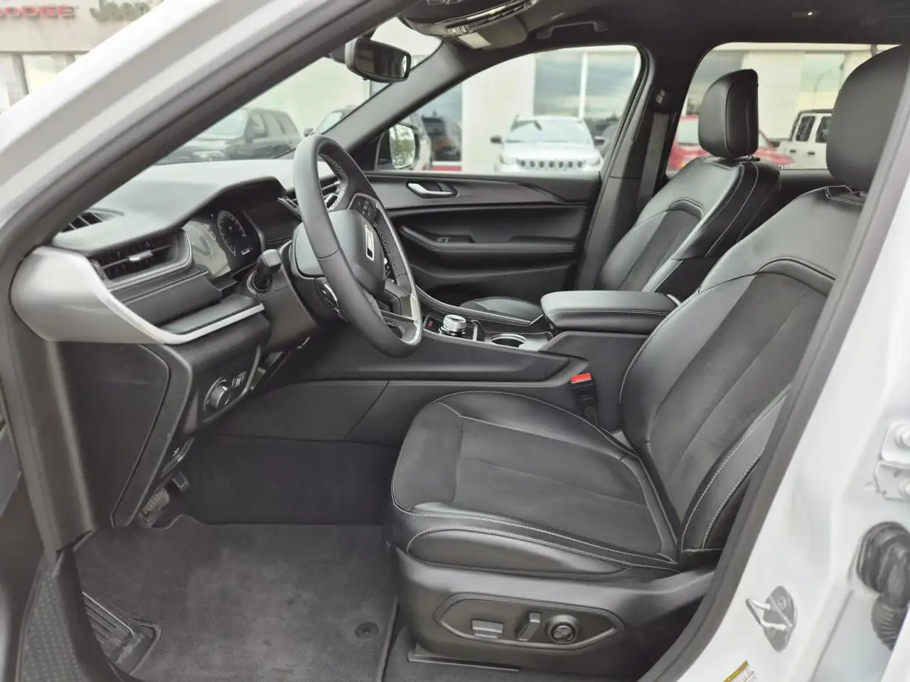 Jeep Grand Cherokee - Image 12