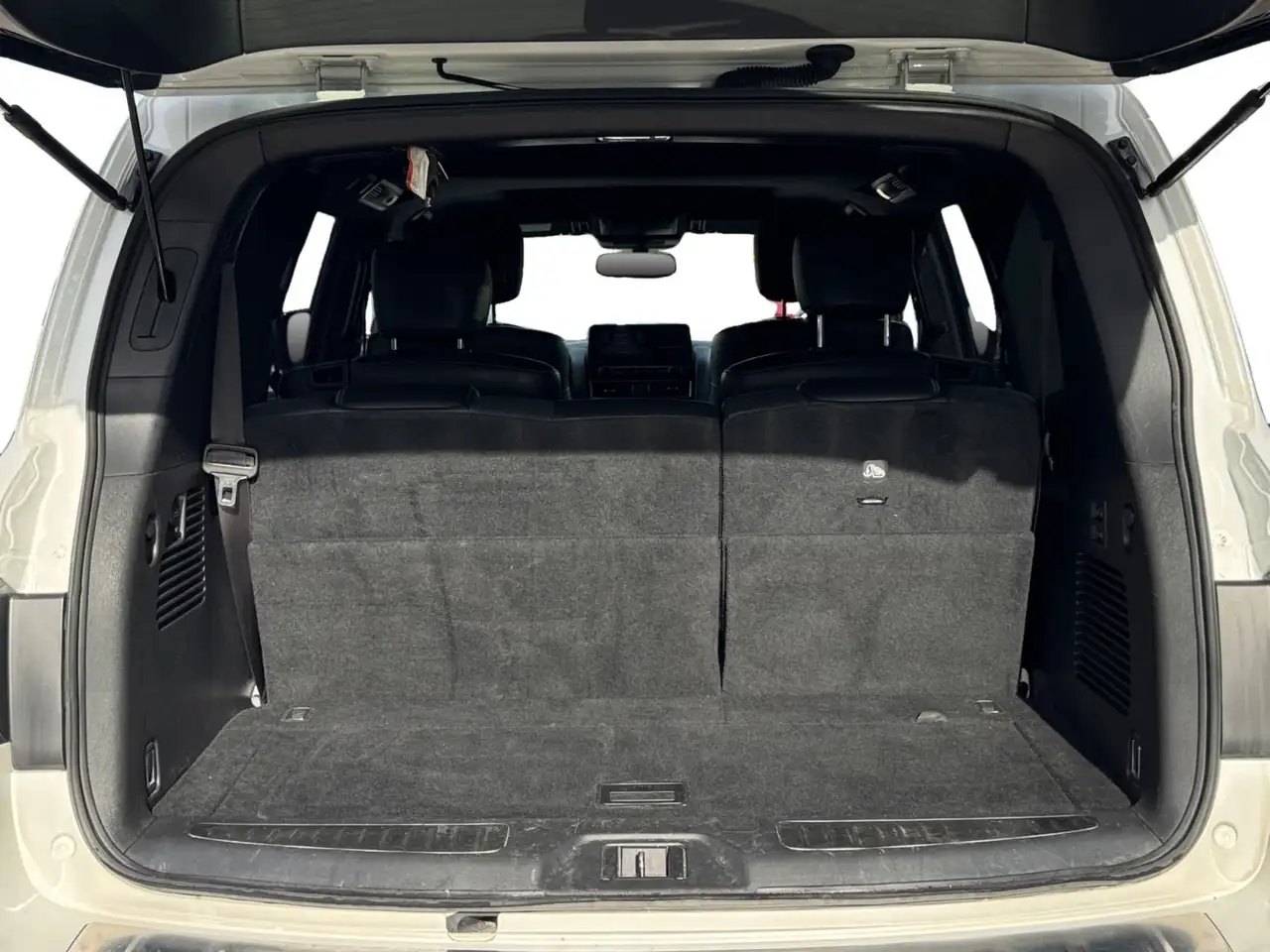 Infiniti QX80 - Image 32