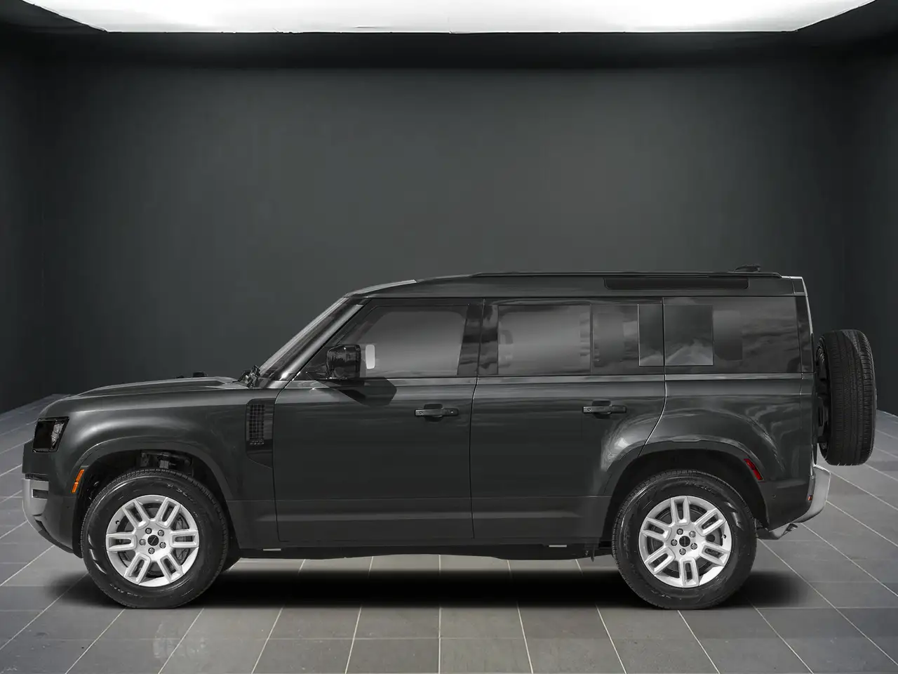 Land Rover Defender - Image 2