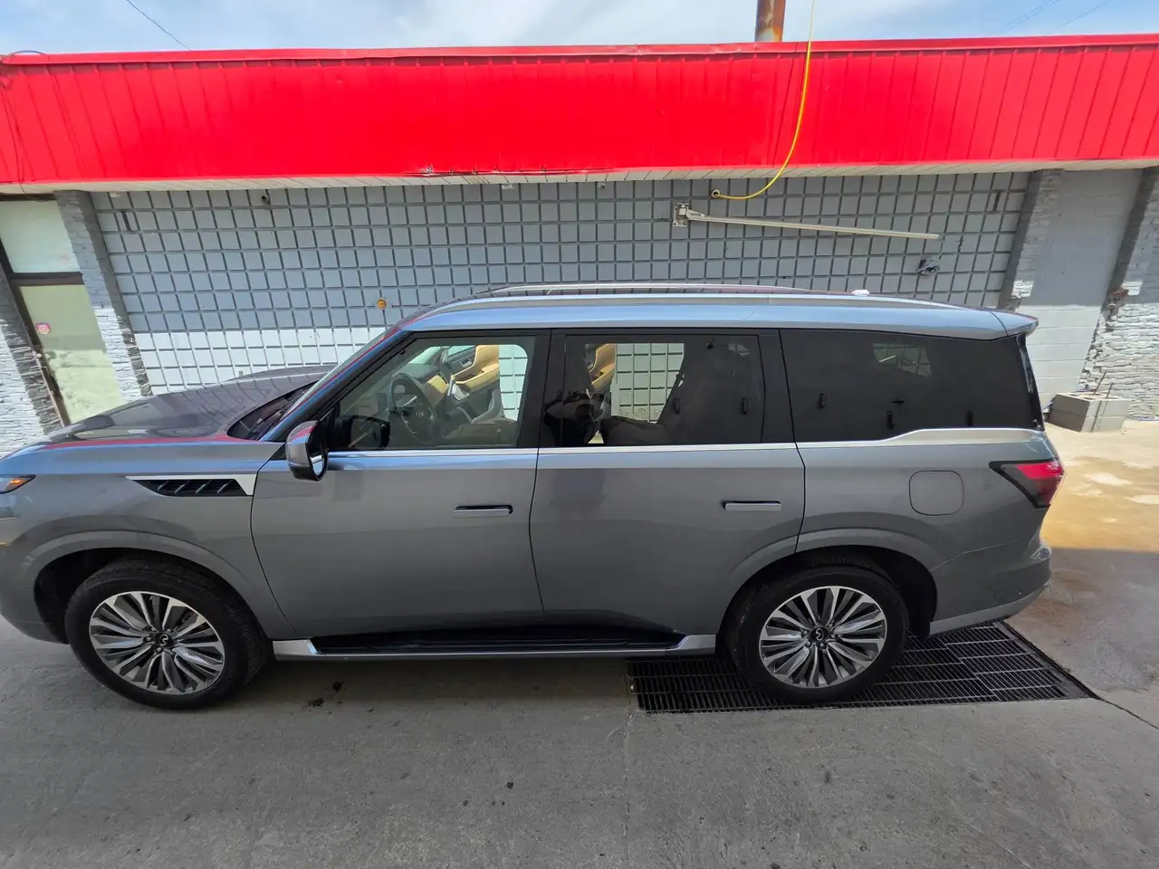 Infiniti QX80 - Image 3