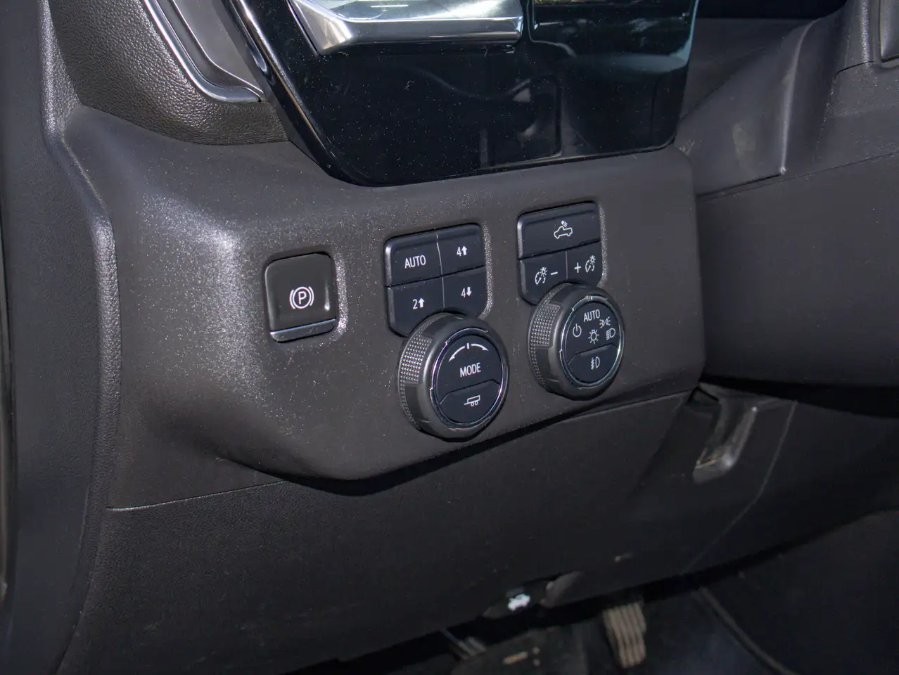 Chevrolet Silverado 1500 - Image 21