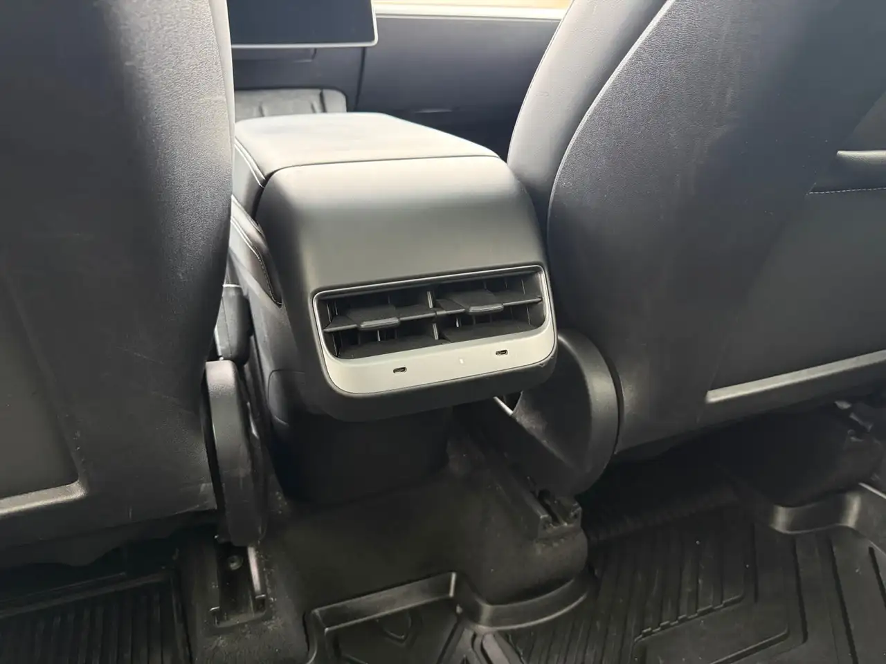Tesla Model Y - Image 29