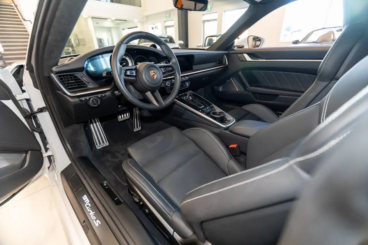 Porsche 911 - Image 25