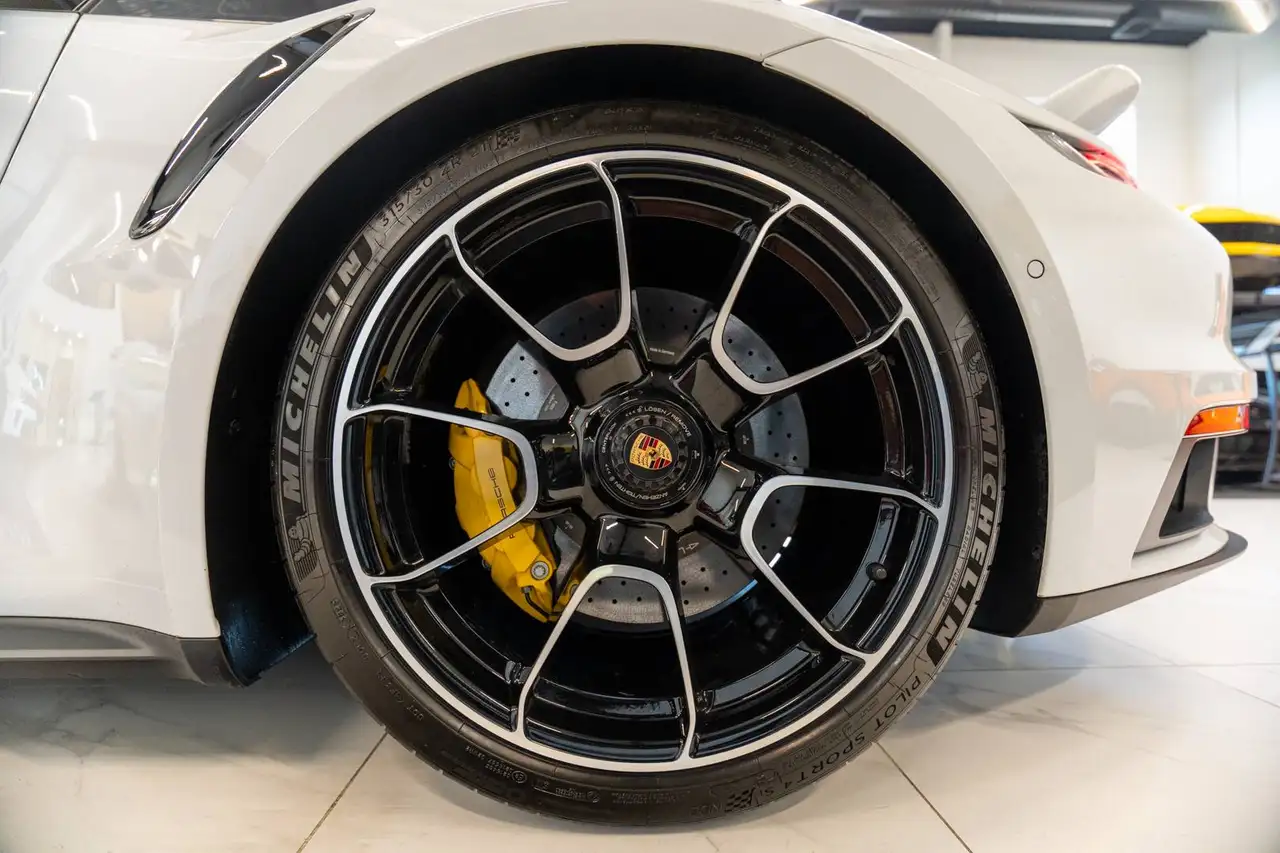Porsche 911 - Image 19