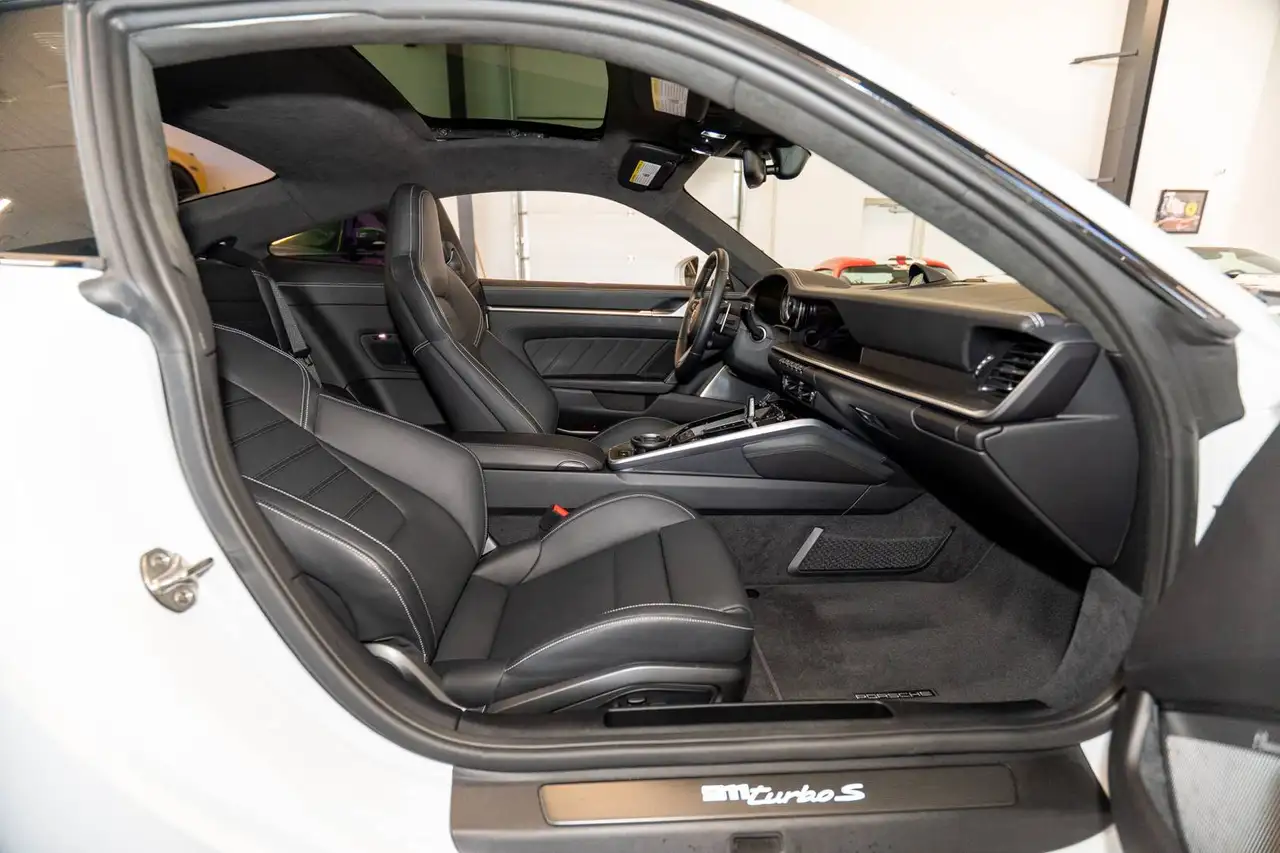 Porsche 911 - Image 32